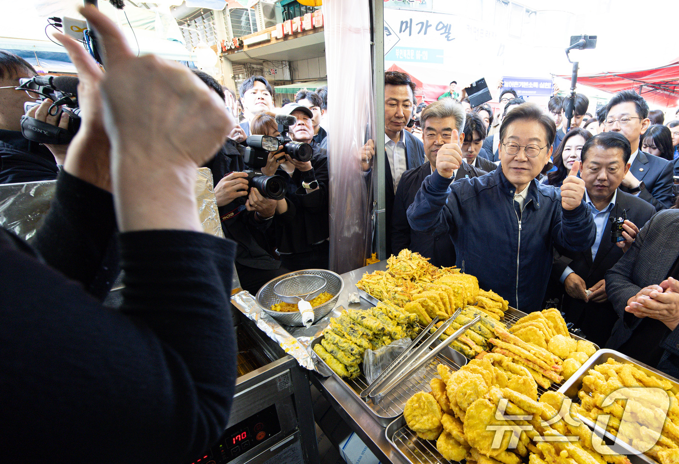 (철원=뉴스1) 이재명 기자 = '골목골목 경청투어 : 접경벨트편'에 나선 이재명 더불어민주당 대통령 후보가 2일 오전 강원 철원군 동송전통시장을 찾아 분신점 상인과 인사를 하고 …