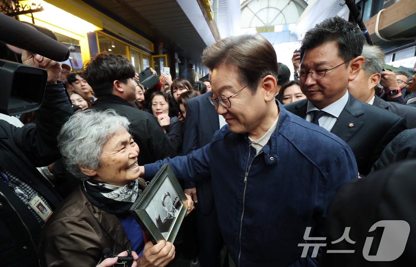 (철원=뉴스1) 이재명 기자 = '골목골목 경청투어 : 접경벨트편'에 나선 이재명 더불어민주당 대통령 후보가 2일 오전 강원 철원군 동송전통시장을 찾아 한 시민과 대화를 나누고 있 …