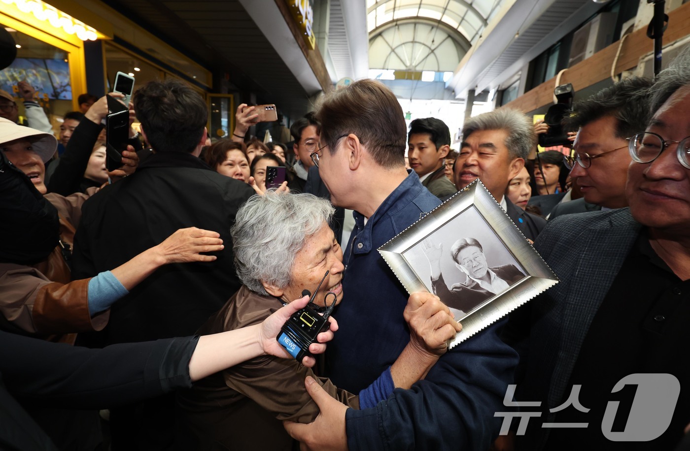 (철원=뉴스1) 이재명 기자 = '골목골목 경청투어 : 접경벨트편'에 나선 이재명 더불어민주당 대통령 후보가 2일 오전 강원 철원군 동송전통시장을 찾아 한 시민과 포옹을 나누고 있 …