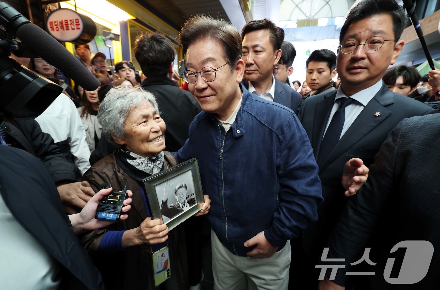 (철원=뉴스1) 이재명 기자 = '골목골목 경청투어 : 접경벨트편'에 나선 이재명 더불어민주당 대통령 후보가 2일 오전 강원 철원군 동송전통시장을 찾아 한 시민과 대화를 나누고 있 …