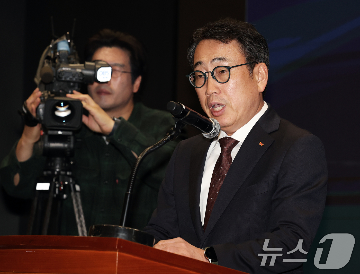 (서울=뉴스1) 오대일 기자 = 유영상 SK텔레콤 대표이사가 2일 오전 서울 중구 SK텔레콤 T타워에서 열린 사이버 침해 관련 일일 브리핑에서 유심(USIM) 정보 해킹 사고 대책 …