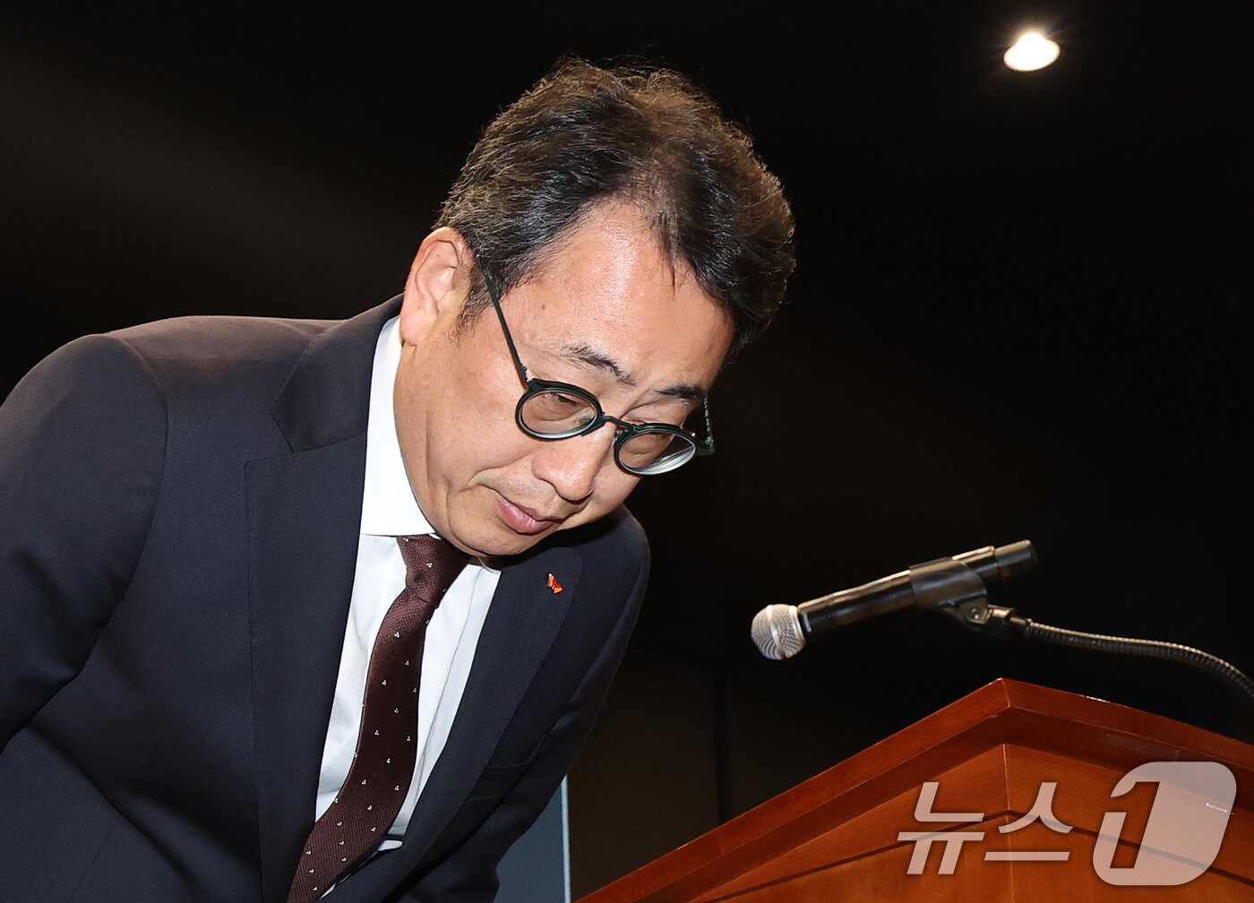 본문 이미지 - 유영상 SK텔레콤 대표이사가 2일 오전 서울 중구 SK텔레콤 T타워에서 열린 사이버 침해 관련 일일 브리핑에서 고개 숙여 사과하고 있다. 2025.5.2/뉴스1 ⓒ News1 오대일 기자