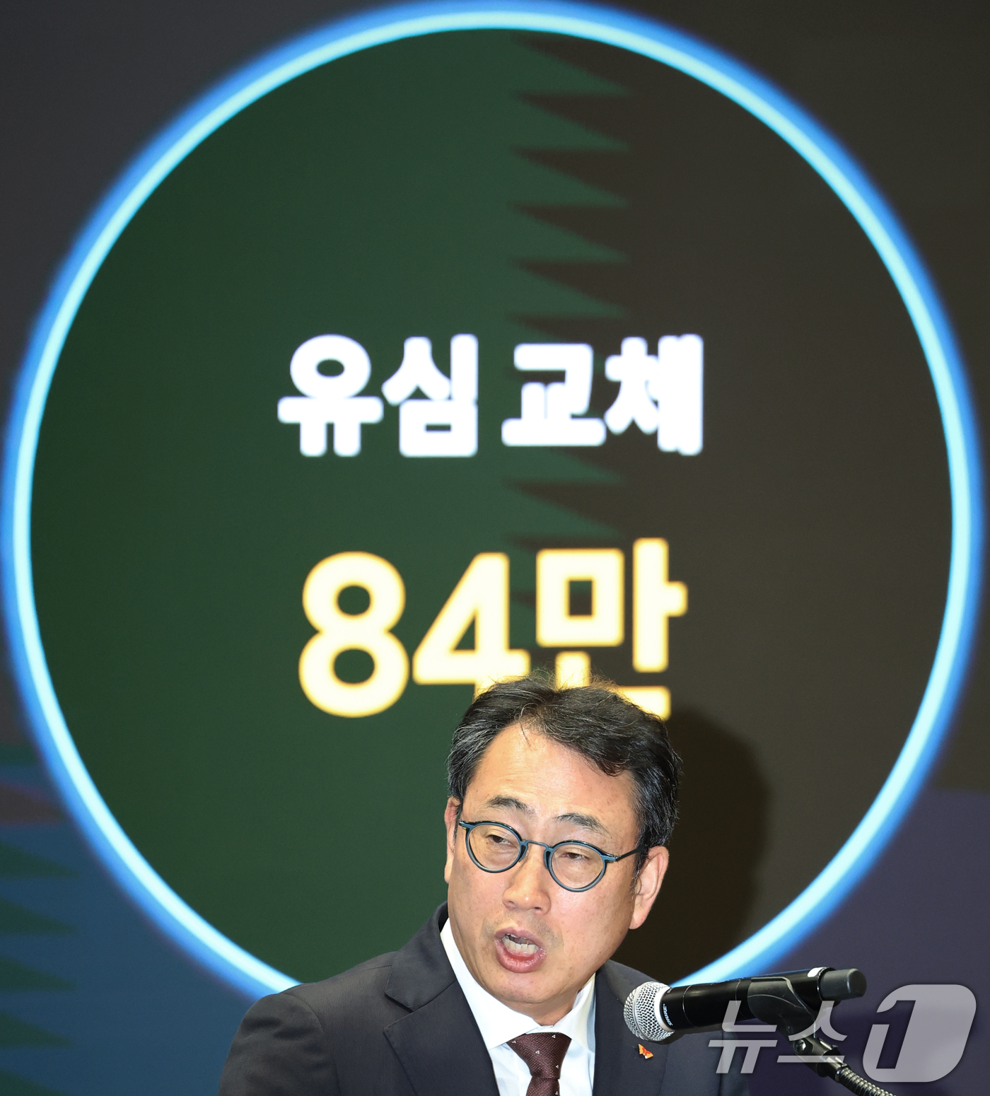 (서울=뉴스1) 오대일 기자 = 유영상 SK텔레콤 대표이사가 2일 오전 서울 중구 SK텔레콤 T타워에서 열린 사이버 침해 관련 일일 브리핑에서 유심(USIM) 정보 해킹 사고 대책 …
