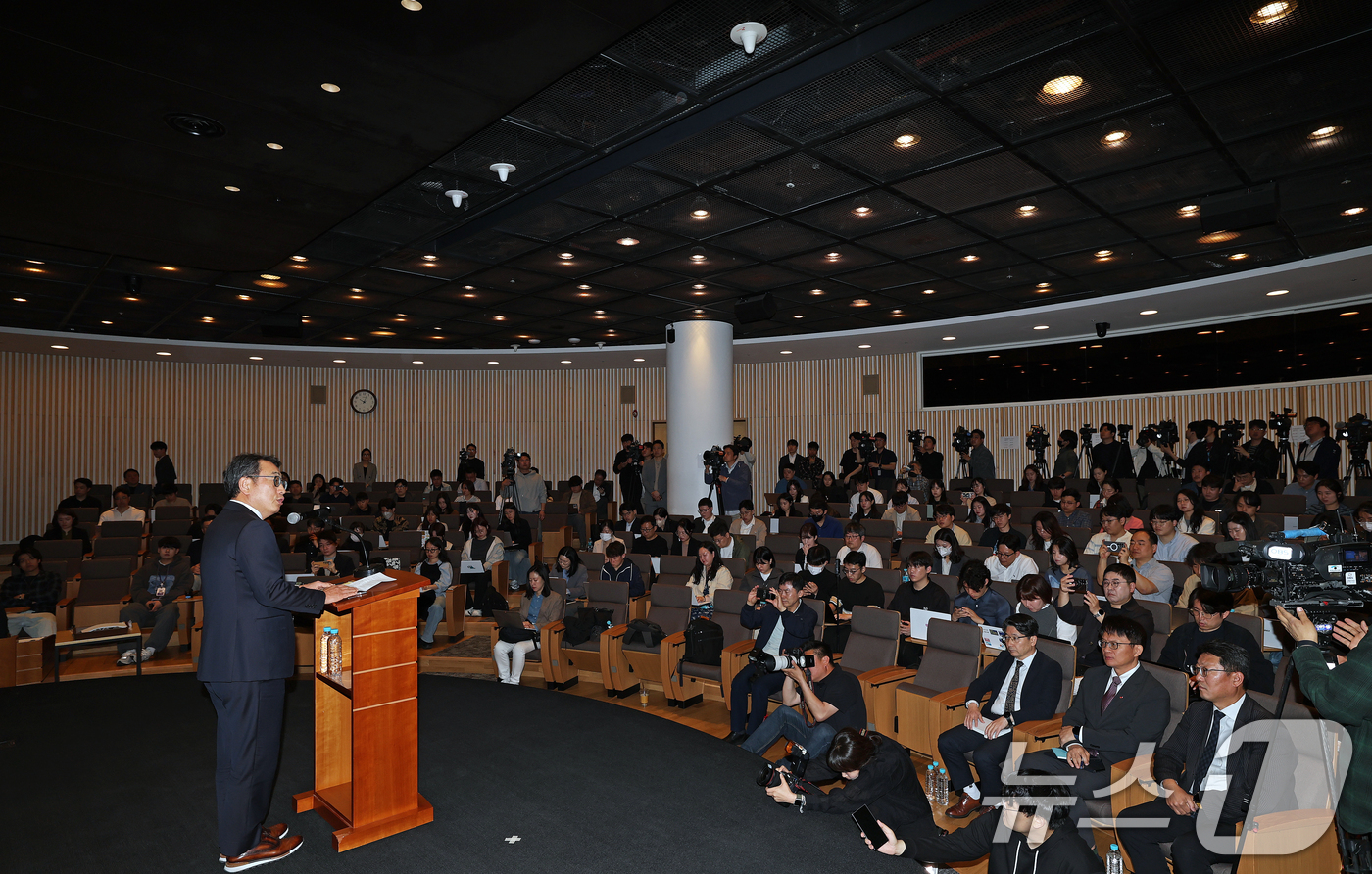 (서울=뉴스1) 오대일 기자 = 유영상 SK텔레콤 대표이사가 2일 오전 서울 중구 SK텔레콤 T타워에서 열린 사이버 침해 관련 일일 브리핑에서 유심(USIM) 정보 해킹 사고 대책 …