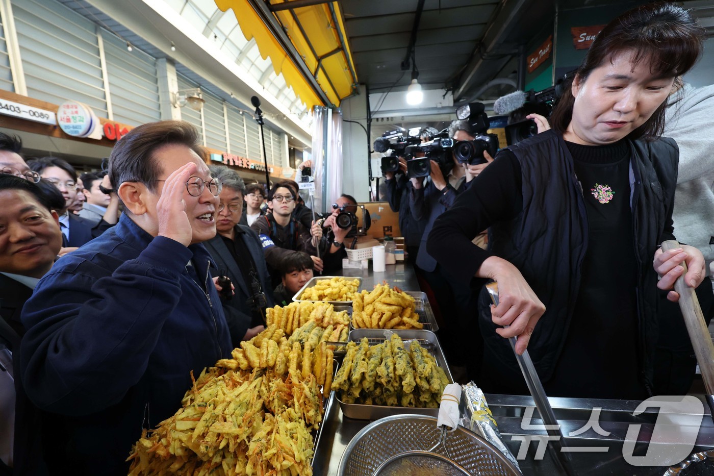 (철원=뉴스1) 이재명 기자 = '골목골목 경청투어 : 접경벨트편'에 나선 이재명 더불어민주당 대통령 후보가 2일 오전 강원 철원군 동송전통시장에 위치한 분식집을 찾아 상인과 대화 …