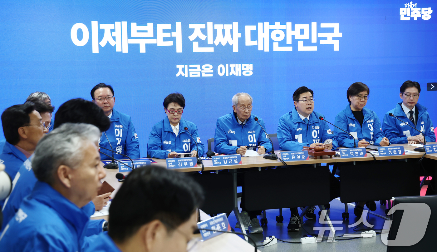 (서울=뉴스1) 김민지 기자 = 박찬대 더불어민주당 상임 총괄선거대책위원장이 2일 오전 서울 여의도 중앙당사에서 열린 중앙선거대책위원회의에서 모두 발언을 하고 있다. 2025.5. …