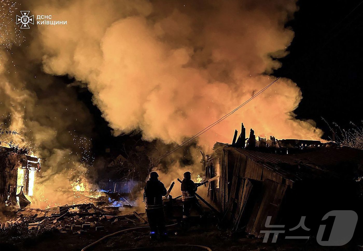 (오데사 AFP=뉴스1) 우동명 기자 = 1일(현지시간) 우크라이나 오데사에서 러시아 군의 드론 공격을 받아 연기가 치솟는 건물이 보인다. 2025.05.02ⓒ AFP=뉴스1