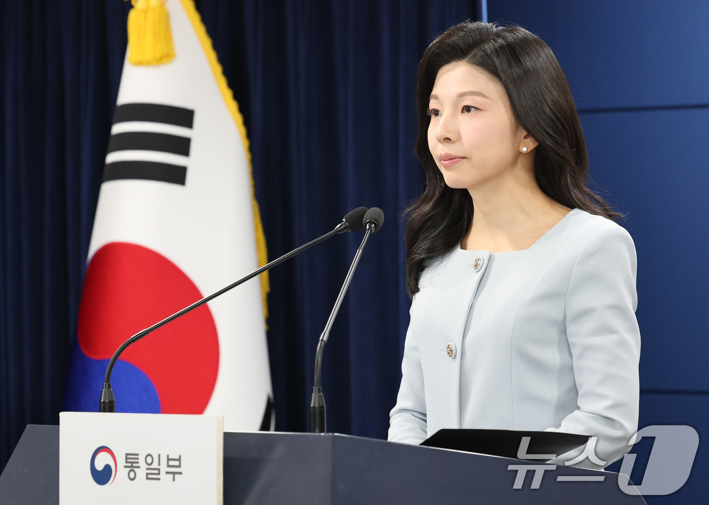 (서울=뉴스1) 임세영 기자 = 김인애 통일부 부대변인이 2일 서울 종로구 정부서울청사에서 정례브리핑을 하고 있다.  2025.5.2/뉴스1