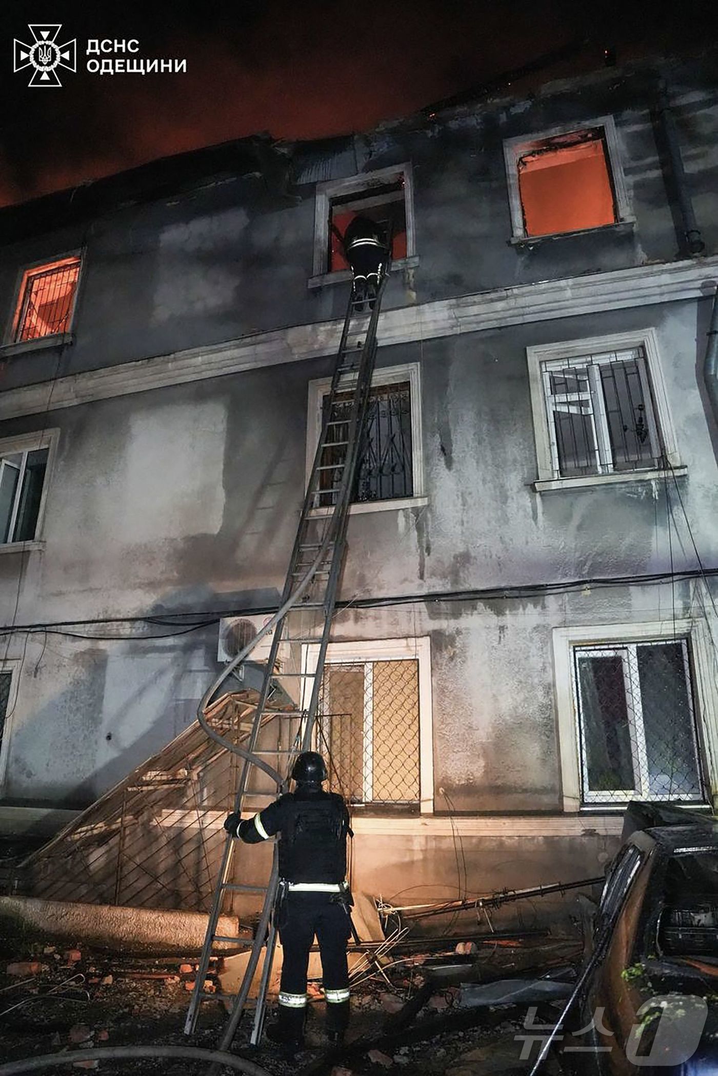 (오데사 AFP=뉴스1) 우동명 기자 = 1일(현지시간) 우크라이나 오데사에서 러시아 군의 드론 공격을 받아 불길 휩싸인 건물서 소방대원이 진화를 하고 있다. 2025.05.02ⓒ …