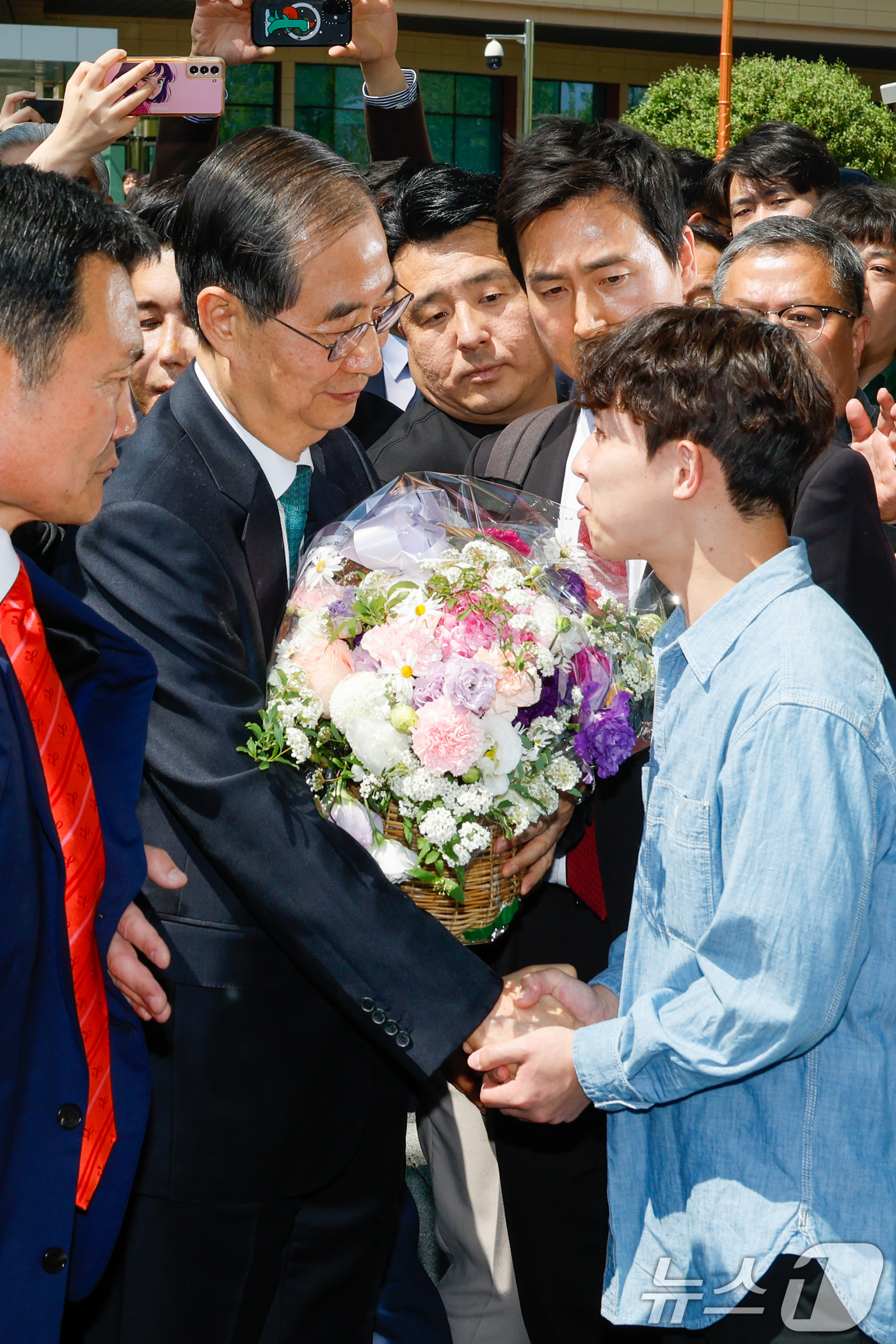 (서울=뉴스1) 안은나 기자 = 한덕수 전 국무총리가 2일 오전 서울 여의도 국회 소통관에서 '국민께 드리는 약속'을 주제로 제21대 대통령 선거 출마를 선언한 뒤 지지자로부터 꽃 …