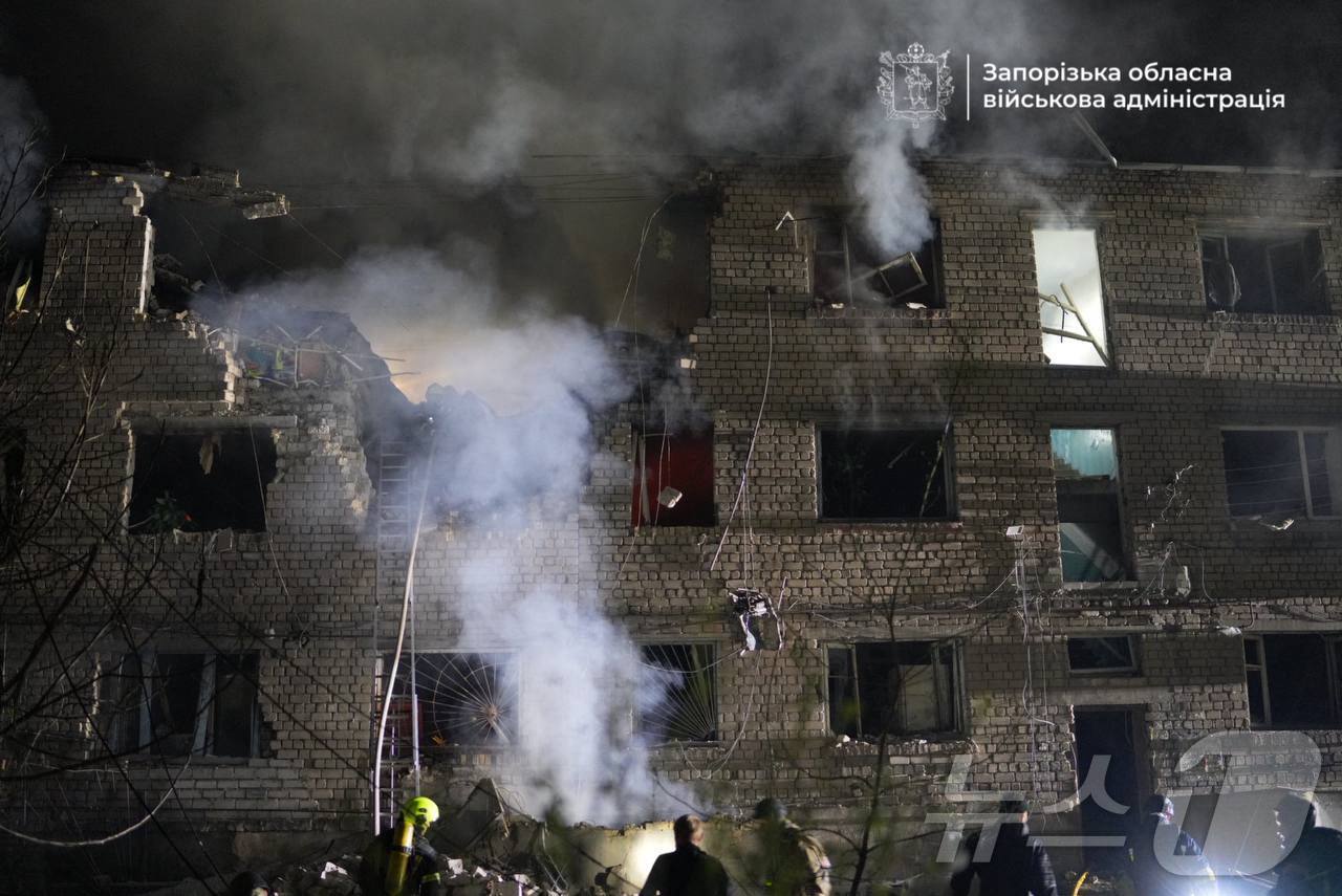 (자포리자 AFP=뉴스1) 우동명 기자 = 1일(현지시간) 우크라이나 자포리자에서 러시아 군의 포격을 받은 건물서 연기가 솟아 오르고 있다. 2025.05.02ⓒ AFP=뉴스1