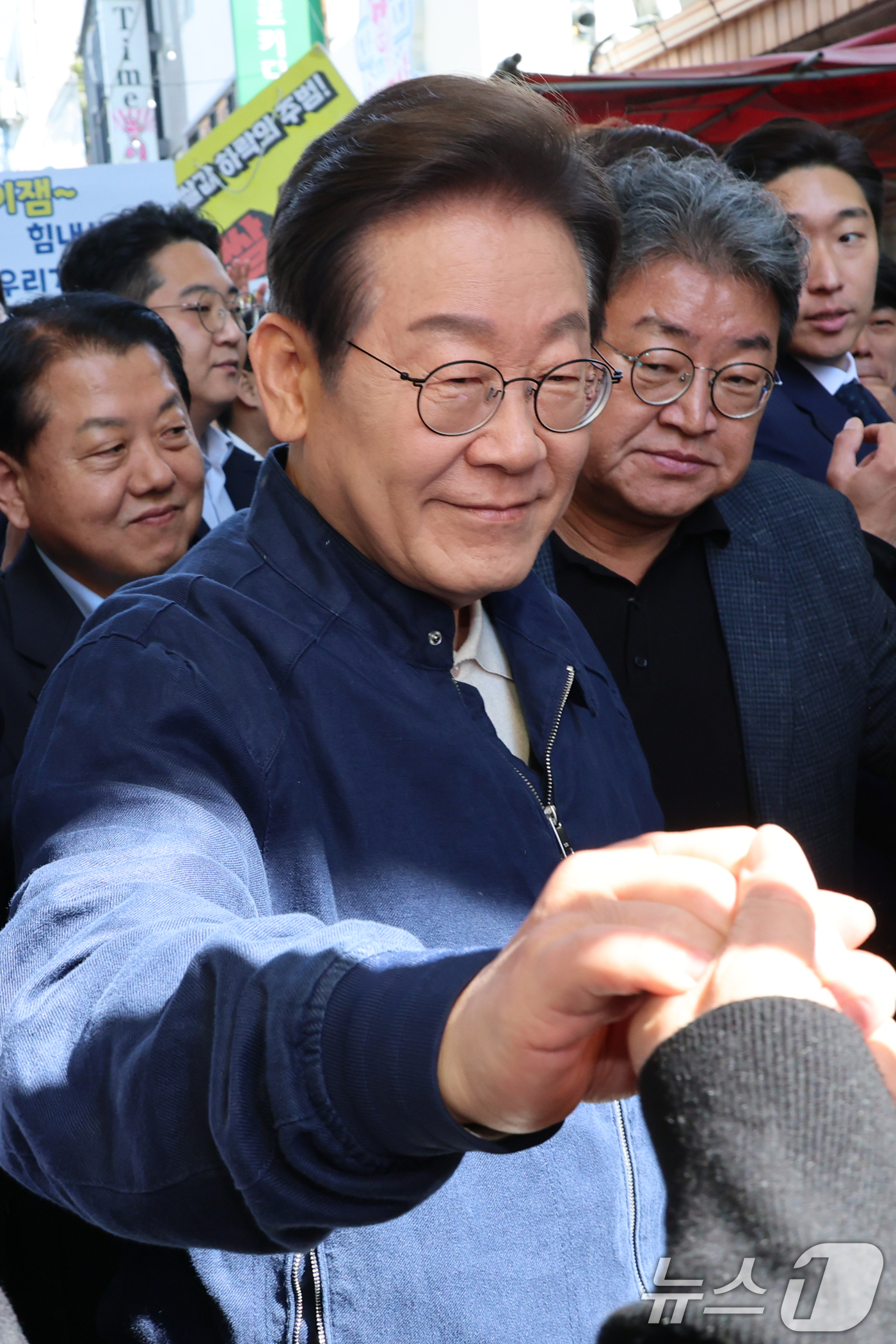 (철원=뉴스1) 이재명 기자 = '골목골목 경청투어 : 접경벨트편'에 나선 이재명 더불어민주당 대통령 후보가 2일 오전 강원 철원군 동송전통시장을 찾아 상인들과 인사하고 있다. ( …