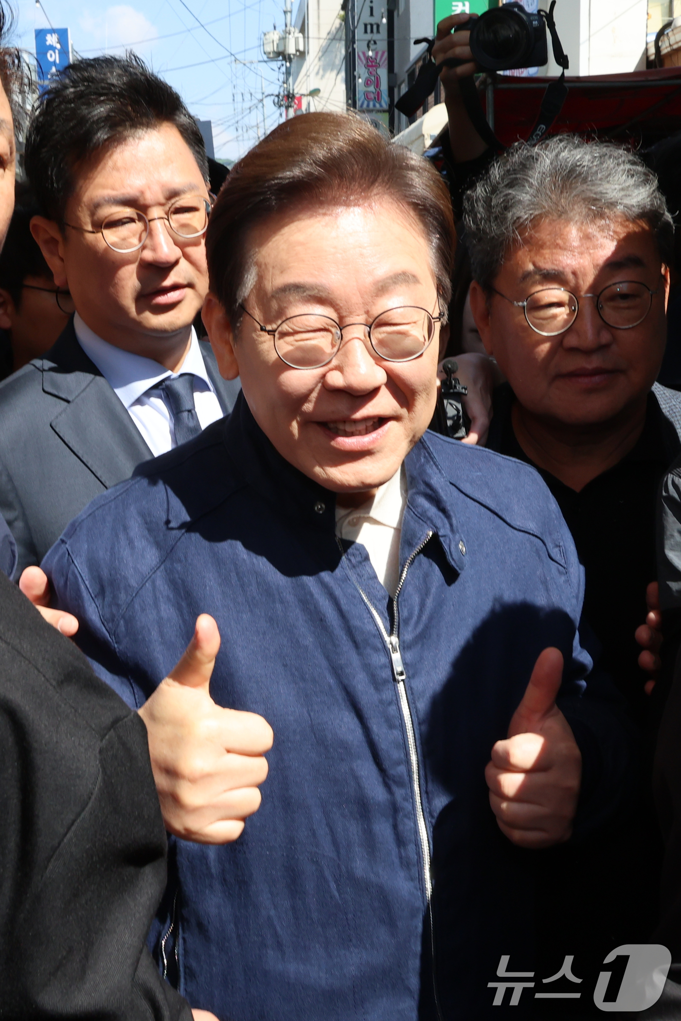 (철원=뉴스1) 이재명 기자 = '골목골목 경청투어 : 접경벨트편'에 나선 이재명 더불어민주당 대통령 후보가 2일 오전 강원 철원군 동송전통시장을 찾아 상인들과 인사하고 있다. ( …