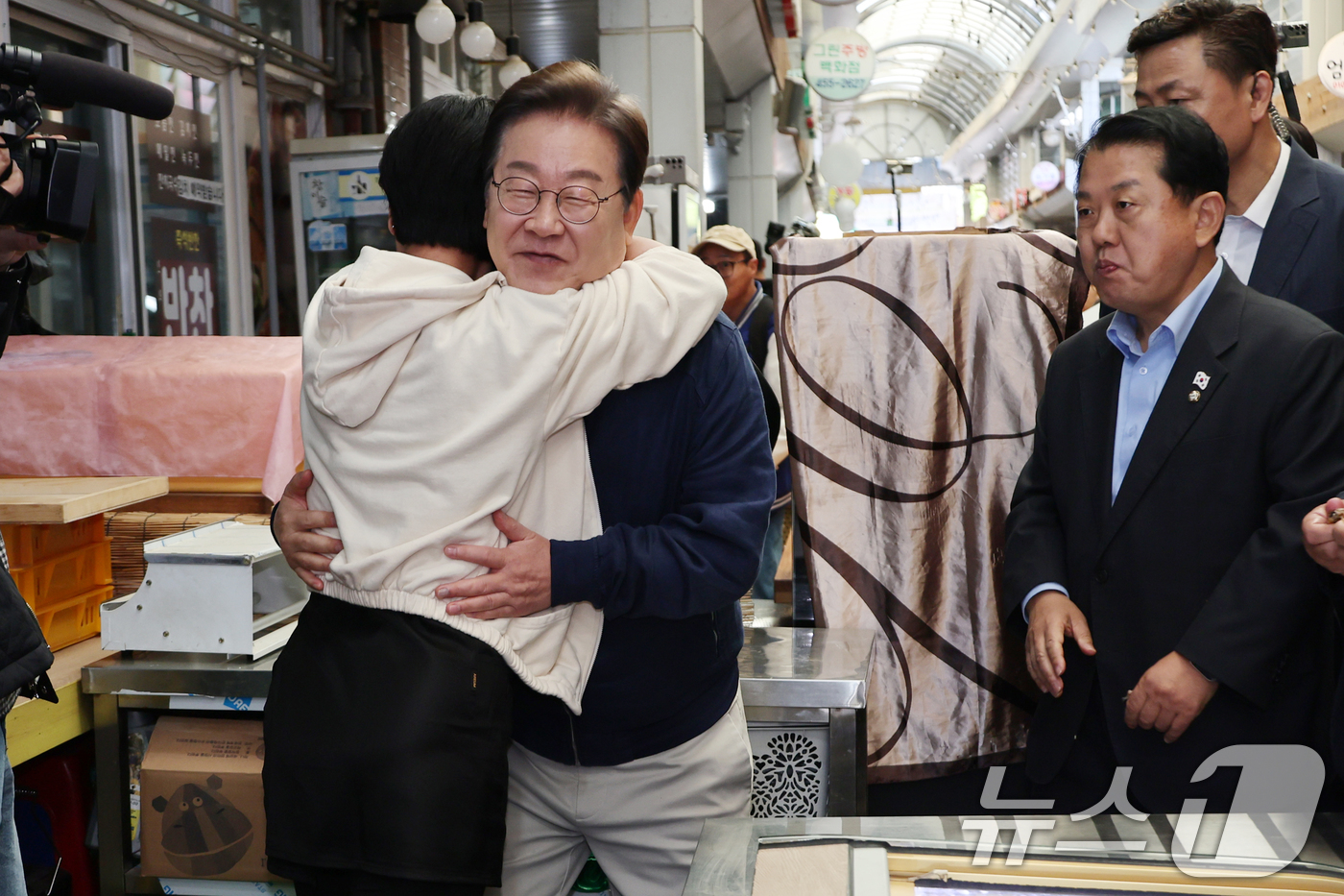 (철원=뉴스1) 이재명 기자 = '골목골목 경청투어 : 접경벨트편'에 나선 이재명 더불어민주당 대통령 후보가 2일 오전 강원 철원군 동송전통시장을 찾아 한 지지자와 포옹을 하고 있 …