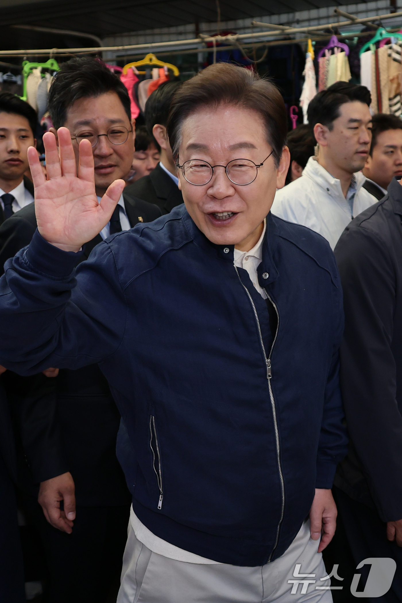 (철원=뉴스1) 이재명 기자 = '골목골목 경청투어 : 접경벨트편'에 나선 이재명 더불어민주당 대통령 후보가 2일 오전 강원 철원군 동송전통시장을 찾아 상인들과 인사를 하고 있다. …