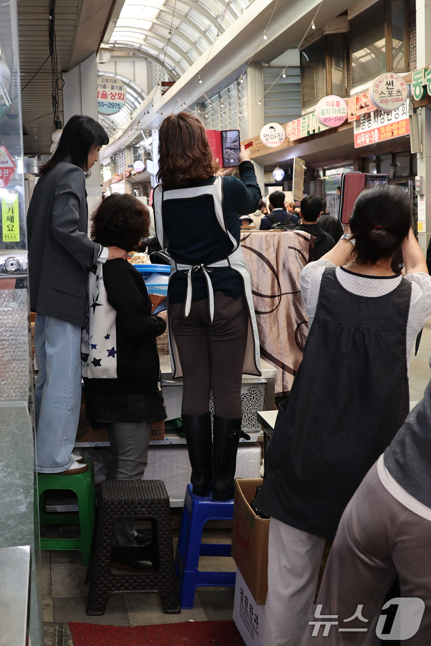 (철원=뉴스1) 이재명 기자 = 2일 오전 강원 철원군 동송전통시장에서 상인들이 이재명 더불어민주당 대통령 후보 방문을 기다리며 사진을 촬영하고 있다. (공동취재) 2025.5.2 …