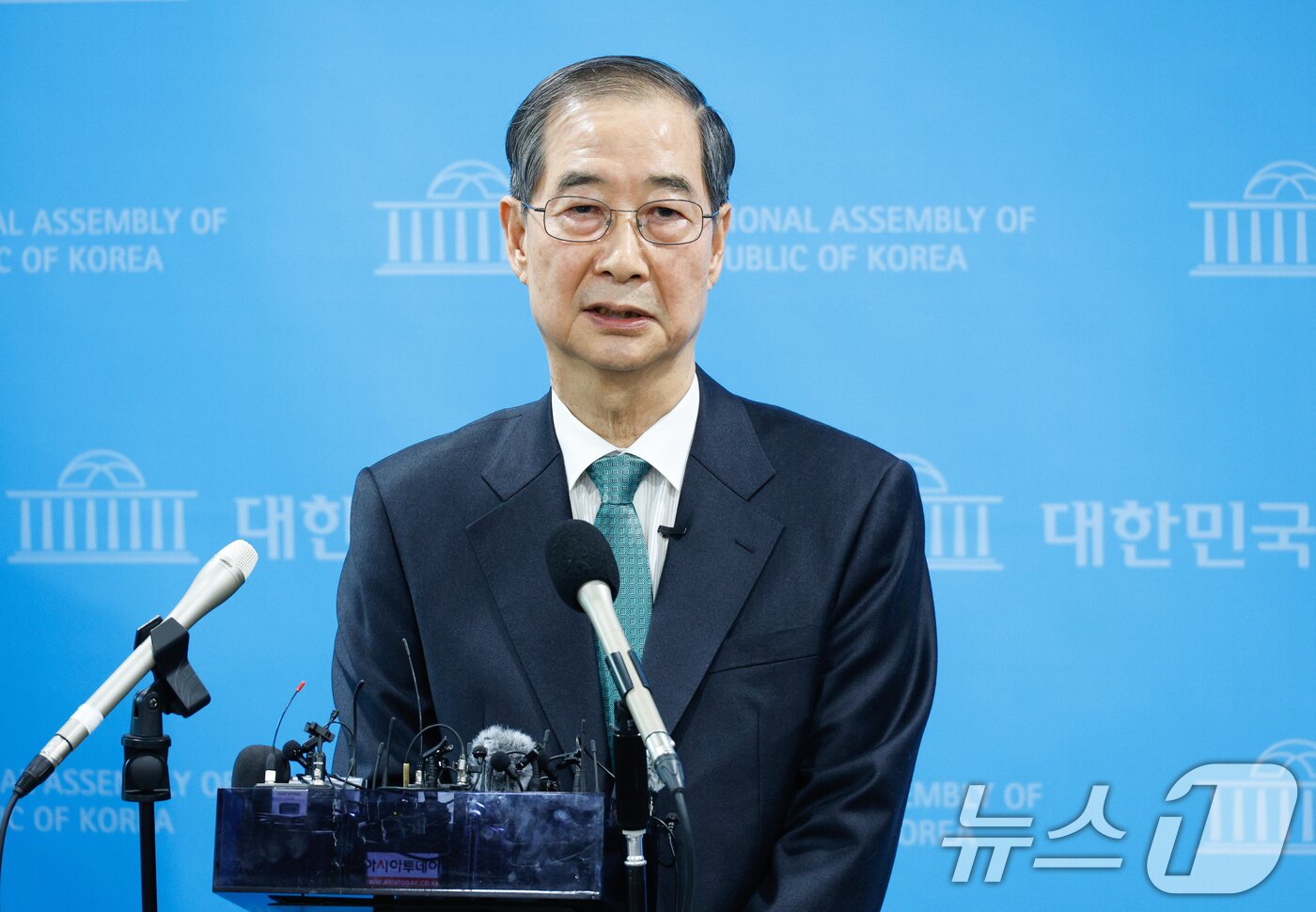 본문 이미지 - 한덕수 전 국무총리가 2일 오전 서울 여의도 국회 소통관에서 &#39;국민께 드리는 약속&#39;을 주제로 제21대 대통령 선거 출마를 선언한 뒤 취재진 질문에 답하고 있다. 2025.5.2/뉴스1 ⓒ News1 안은나 기자