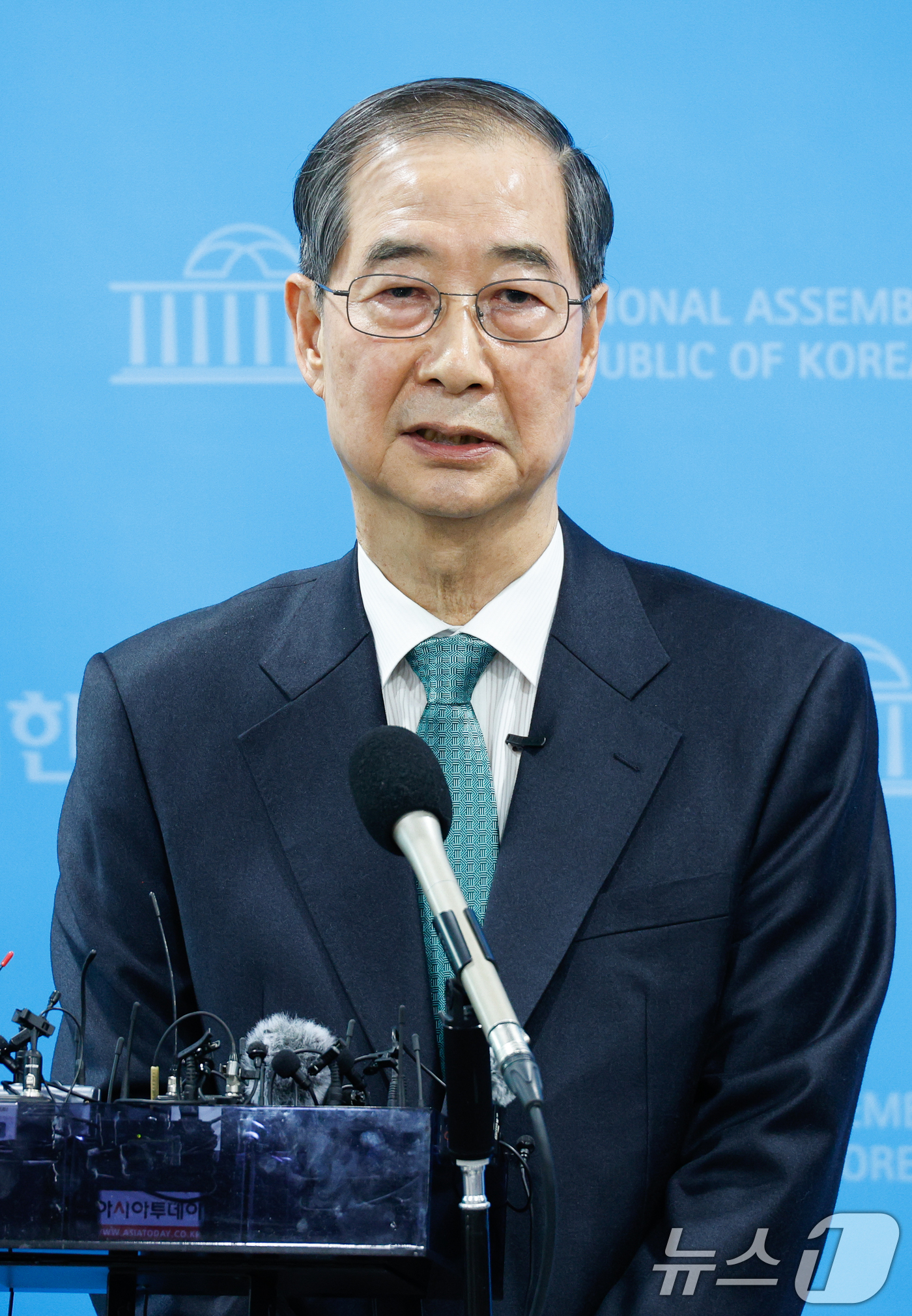 (서울=뉴스1) 안은나 기자 = 한덕수 전 국무총리가 2일 오전 서울 여의도 국회 소통관에서 '국민께 드리는 약속'을 주제로 제21대 대통령 선거 출마를 선언한 뒤 취재진 질문에 …