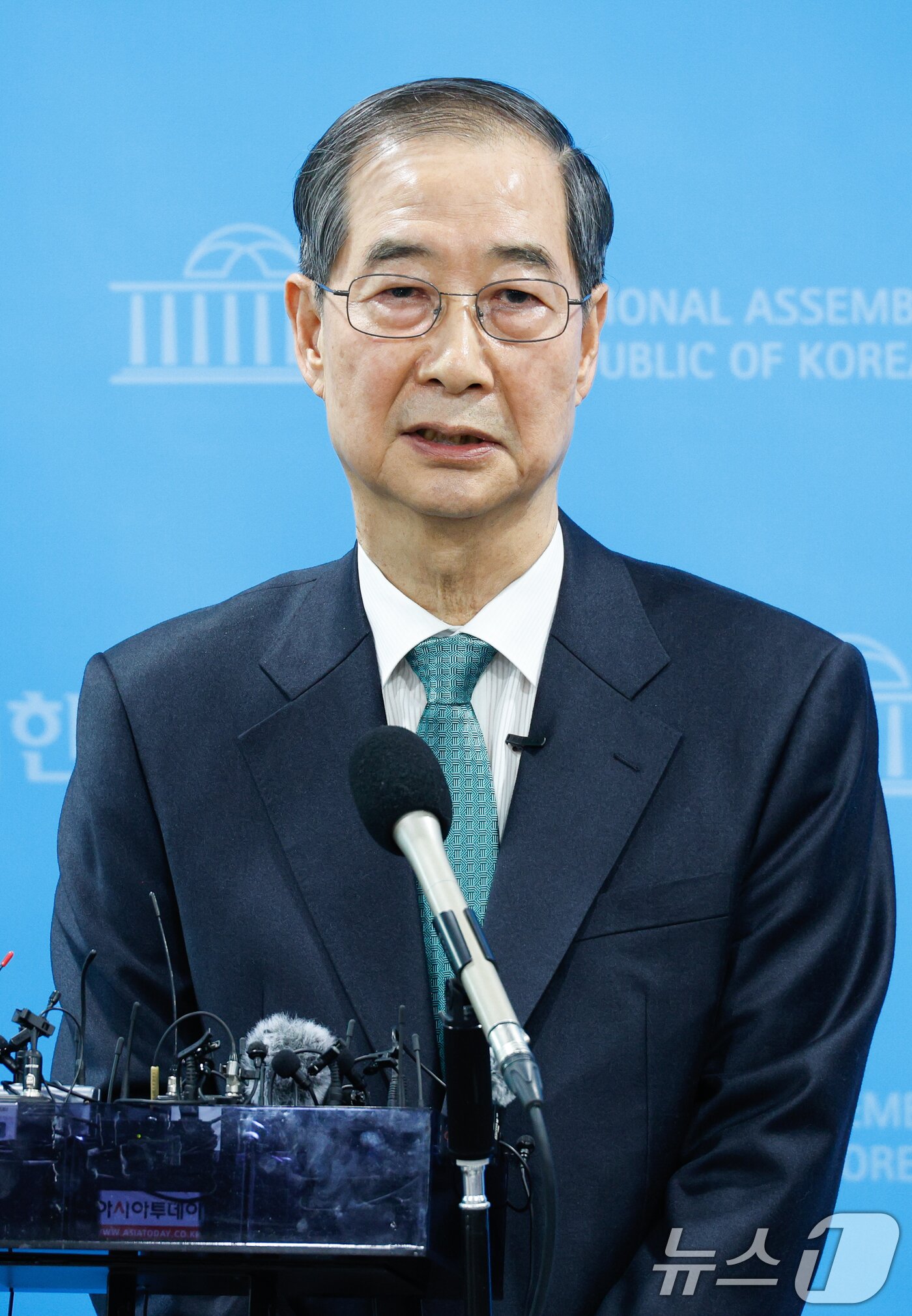 본문 이미지 - 한덕수 전 국무총리가 2일 오전 서울 여의도 국회 소통관에서 &#39;국민께 드리는 약속&#39;을 주제로 제21대 대통령 선거 출마를 선언한 뒤 취재진 질문에 답하고 있다. 2025.5.2/뉴스1 ⓒ News1 안은나 기자