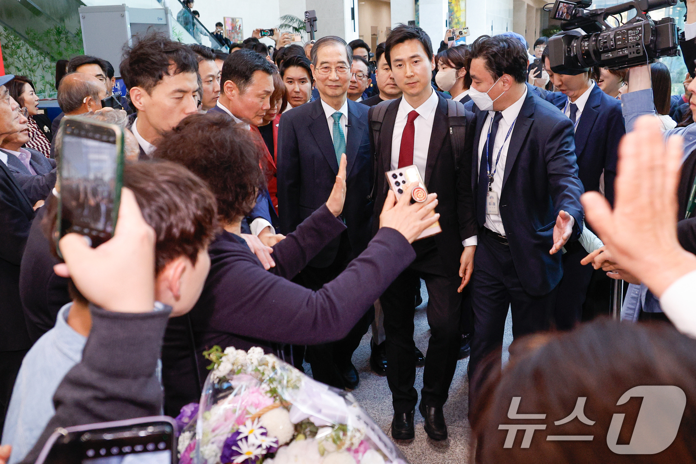 (서울=뉴스1) 안은나 기자 = 한덕수 전 국무총리가 2일 오전 서울 여의도 국회 소통관에서 '국민께 드리는 약속'을 주제로 제21대 대통령 선거 출마를 선언한 뒤 지지자들로부터 …