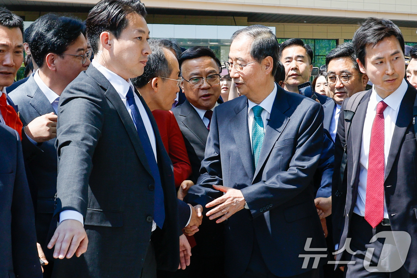 (서울=뉴스1) 안은나 기자 = 한덕수 전 국무총리가 2일 오전 서울 여의도 국회 소통관에서 '국민께 드리는 약속'을 주제로 제21대 대통령 선거 출마를 선언한 뒤 추경호 국민의힘 …