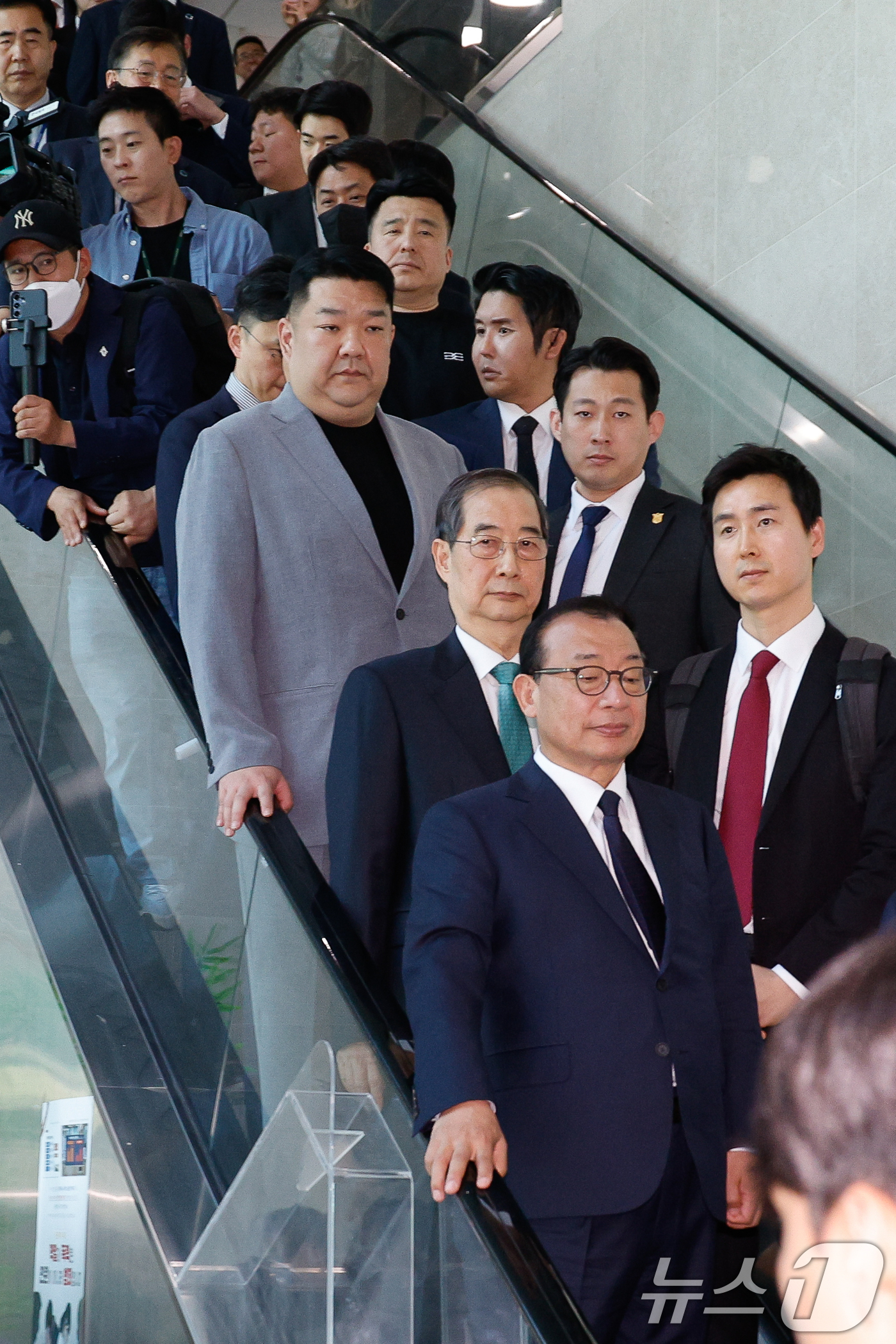 (서울=뉴스1) 안은나 기자 = 한덕수 전 국무총리가 2일 오전 서울 여의도 국회 소통관에서 '국민께 드리는 약속'을 주제로 제21대 대통령 선거 출마를 선언한 뒤 이동하고 있다. …