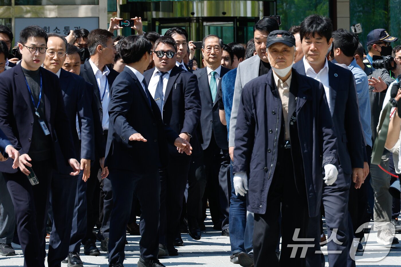 본문 이미지 - 한덕수 전 국무총리가 2일 오전 서울 여의도 국회 소통관에서 &#39;국민께 드리는 약속&#39;을 주제로 제21대 대통령 선거 출마를 선언한 뒤 차량으로 향하고 있다. 2025.5.2/뉴스1 ⓒ News1 안은나 기자