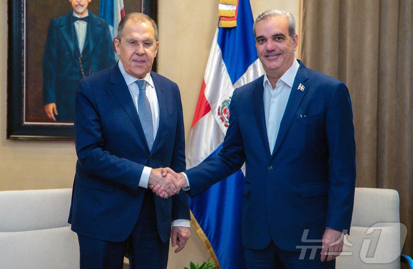 (산토도밍고 AFP=뉴스1) 우동명 기자 = 세르게이 라브로프 러시아 외무장관이 30일(현지시간) 산토도밍고 대통령 루이스 아비나데르 도미니카 공화국 대통령과 만나 악수를 하고 있 …