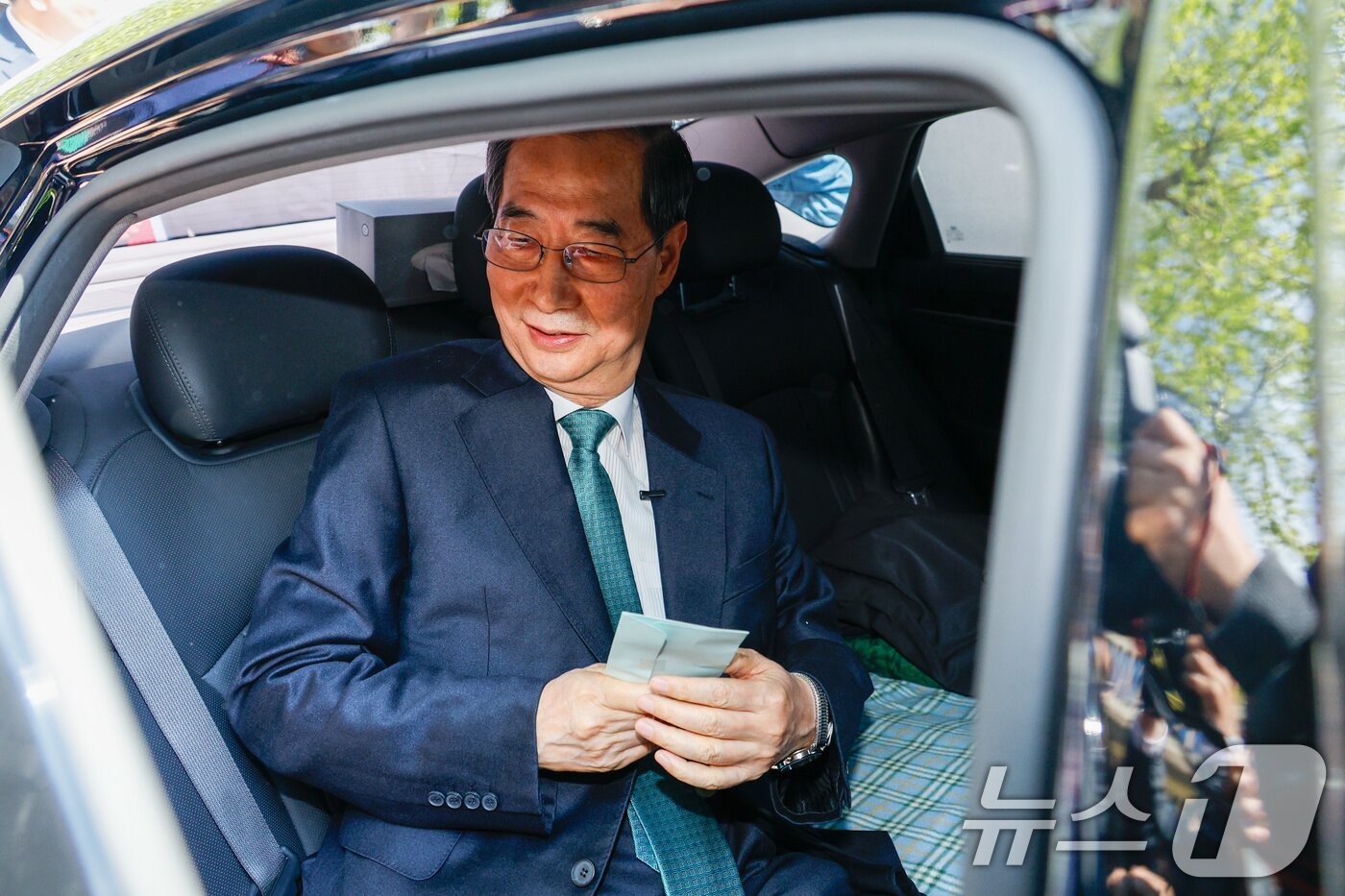 본문 이미지 - 한덕수 전 국무총리가 2일 오전 서울 여의도 국회 소통관에서 &#39;국민께 드리는 약속&#39;을 주제로 제21대 대통령 선거 출마를 선언한 뒤 지지자로부터 편지를 받고 있다. 2025.5.2/뉴스1 ⓒ News1 안은나 기자