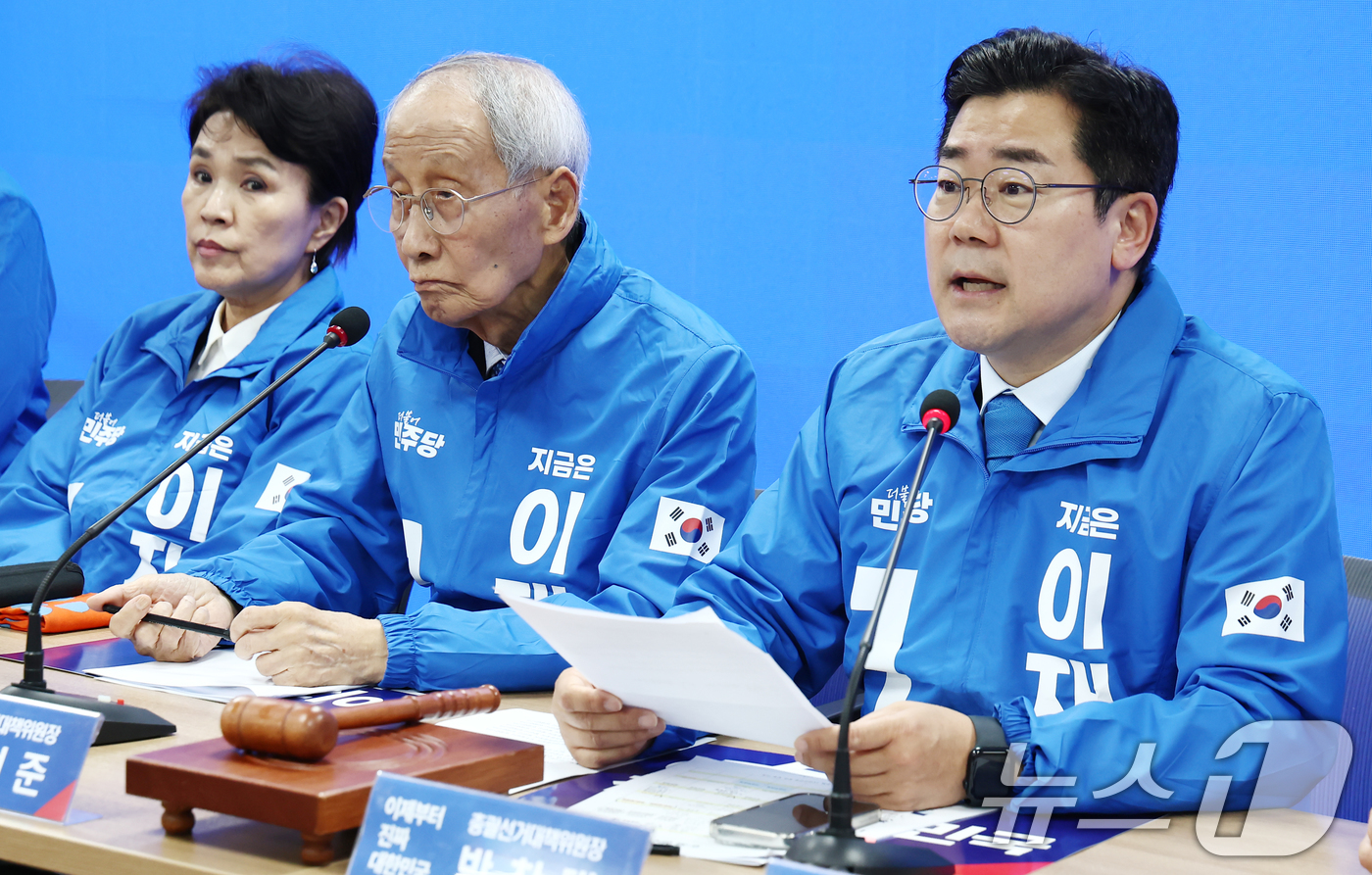 (서울=뉴스1) 김민지 기자 = 박찬대 더불어민주당 상임 총괄선거대책위원장이 2일 오전 서울 여의도 중앙당사에서 열린 중앙선거대책위원회의에서 모두 발언을 하고 있다.오른쪽부터 박 …