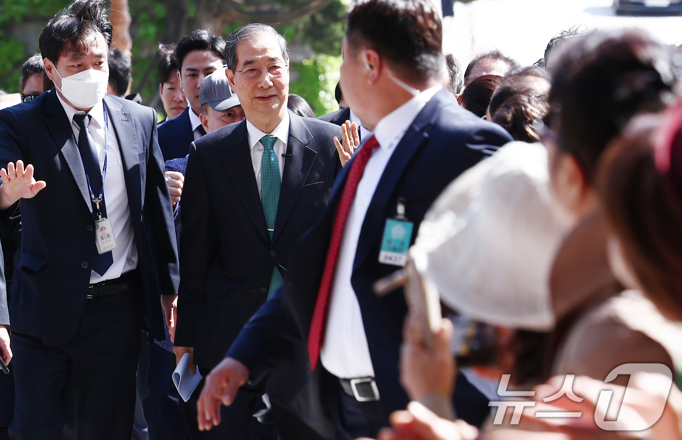 (서울=뉴스1) 김민지 기자 = 한덕수 전 국무총리가 2일 오전 서울 여의도 국회에서 '국민께 드리는 약속'을 주제로 제21대 대통령 선거 출마를 선언하기 위해 소통관에 입장하고 …