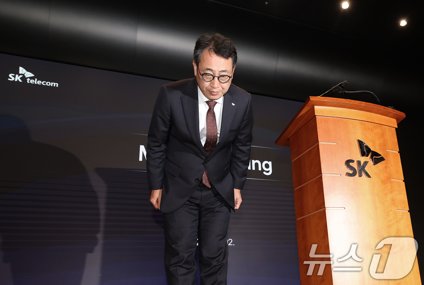 (서울=뉴스1) 오대일 기자 = 유영상 SK텔레콤 대표이사가 2일 오전 서울 중구 SK텔레콤 T타워에서 열린 사이버 침해 관련 일일 브리핑에서 고개 숙여 사과하고 있다. 2025. …