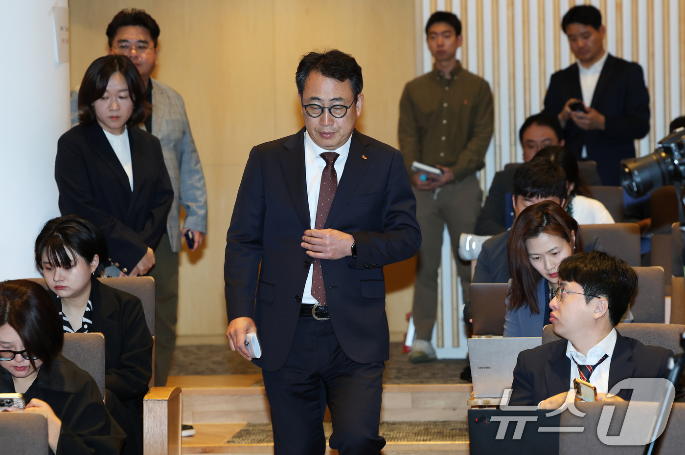 (서울=뉴스1) 오대일 기자 = 유영상 SK텔레콤 대표이사가 2일 오전 서울 중구 SK텔레콤 T타워에서 열린 사이버 침해 관련 일일 브리핑에 참석하고 있다. 2025.5.2/뉴스1 …