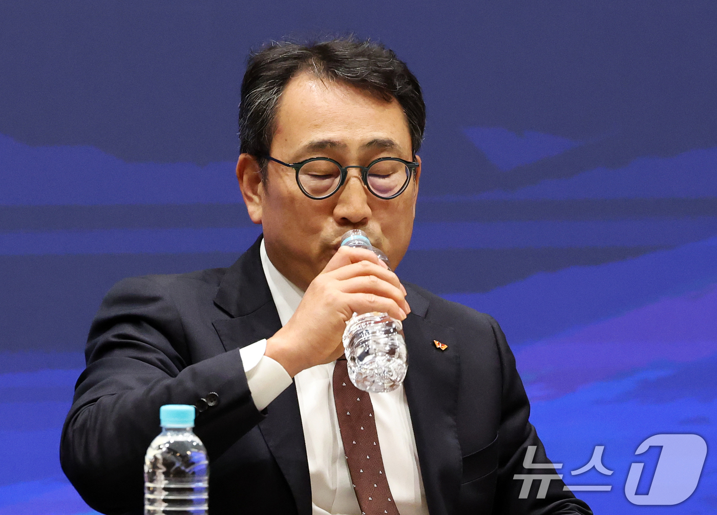(서울=뉴스1) 오대일 기자 = 유영상 SK텔레콤 대표이사가 2일 오전 서울 중구 SK텔레콤 T타워에서 열린 사이버 침해 관련 일일 브리핑에서 잠시 목을 축이고 있다.  2025. …
