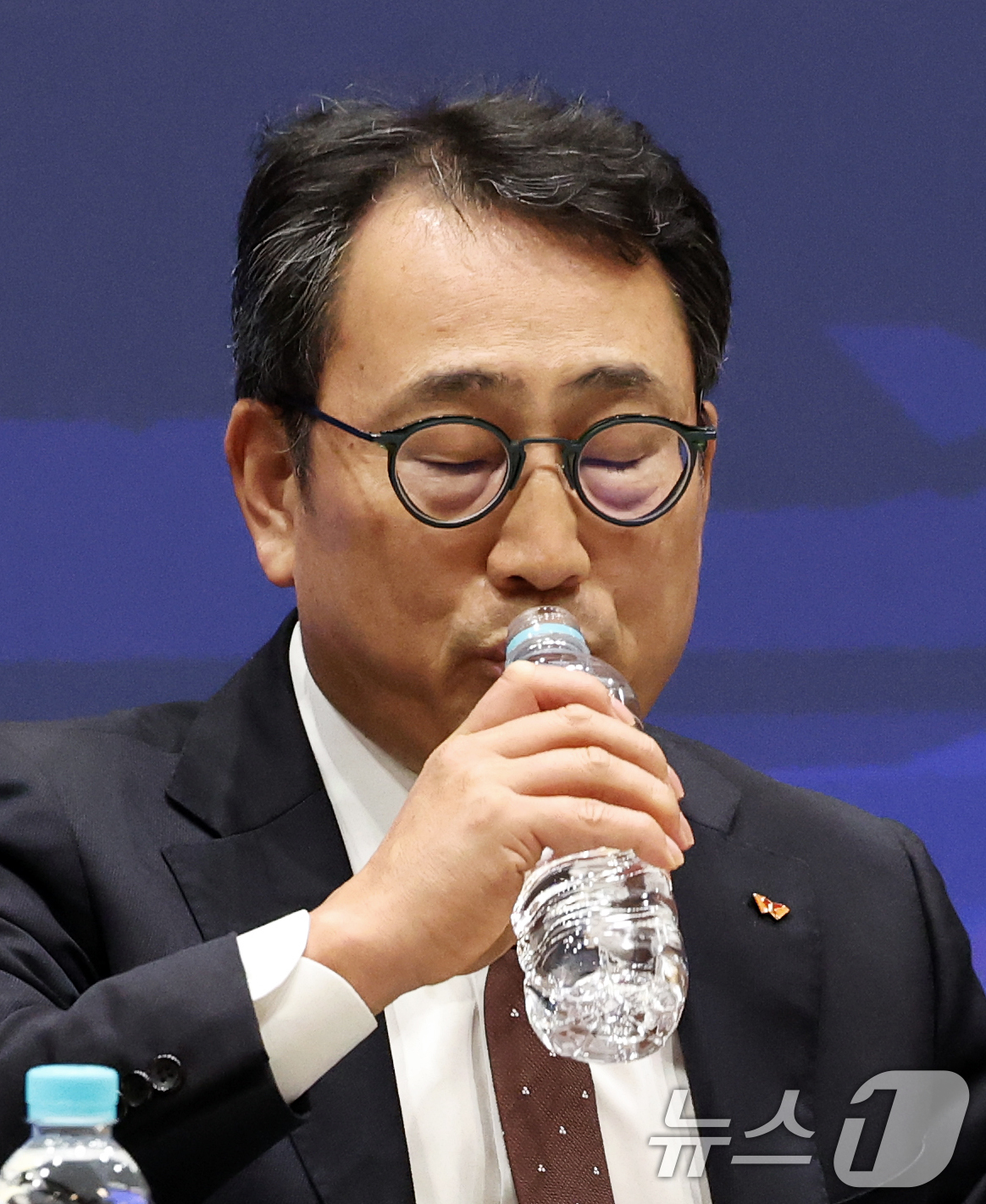 (서울=뉴스1) 오대일 기자 = 유영상 SK텔레콤 대표이사가 2일 오전 서울 중구 SK텔레콤 T타워에서 열린 사이버 침해 관련 일일 브리핑에서 잠시 목을 축이고 있다.  2025. …