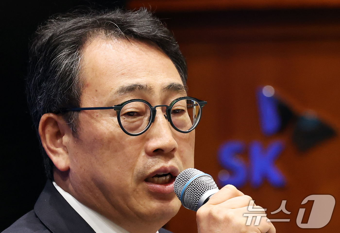 (서울=뉴스1) 오대일 기자 = 유영상 SK텔레콤 대표이사가 2일 오전 서울 중구 SK텔레콤 T타워에서 열린 사이버 침해 관련 일일 브리핑에서 유심(USIM) 정보 해킹 사고 대책 …