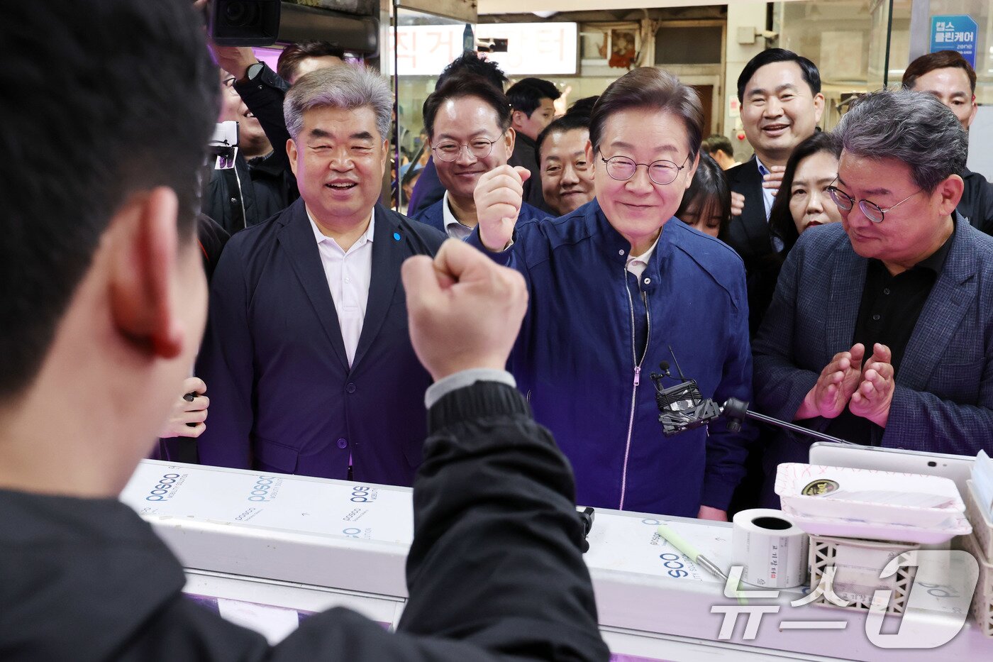 본문 이미지 - '골목골목 경청투어 : 접경벨트편'에 나선 이재명 더불어민주당 대통령 후보가 2일 오전 강원 철원군 동송전통시장을 찾아 정육점 직원을 격려하고 있다. (공동취재) 2025.5.2/뉴스1 ⓒ News1 이재명 기자