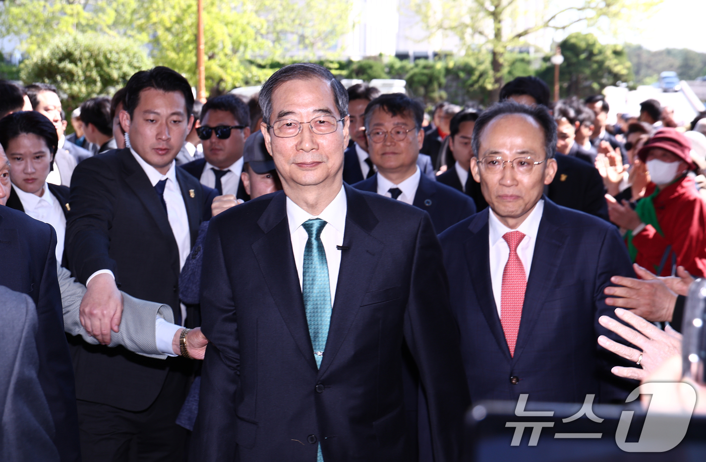 (서울=뉴스1) 김민지 기자 = 한덕수 전 국무총리가 2일 오전 서울 여의도 국회에서 '국민께 드리는 약속'을 주제로 제21대 대통령 선거 출마를 선언하기 위해 소통관에 입장하고 …