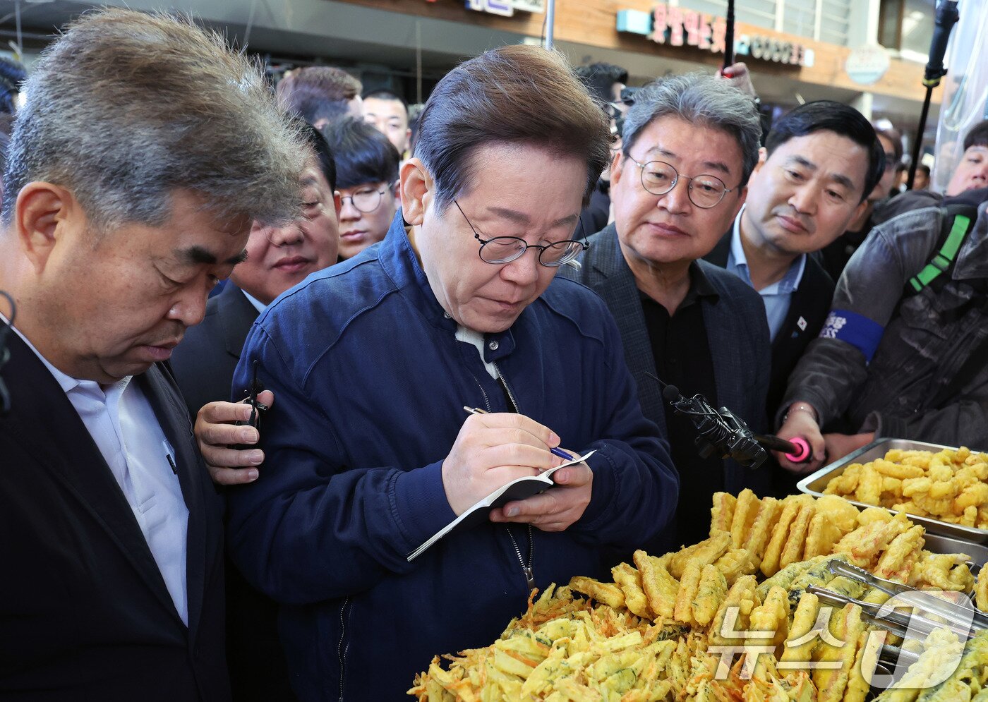 본문 이미지 - '골목골목 경청투어 : 접경벨트편'에 나선 이재명 더불어민주당 대통령 후보가 2일 오전 강원 철원군 동송전통시장에서 청년 상인의 발언을 메모 하고 있다. (공동취재) 2025.5.2/뉴스1 ⓒ News1 이재명 기자