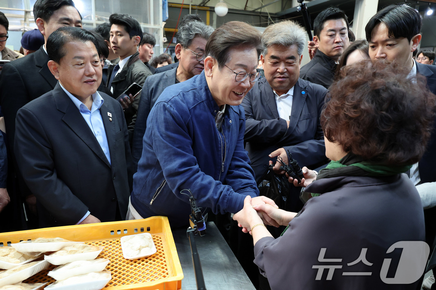 (철원=뉴스1) 이재명 기자 = '골목골목 경청투어 : 접경벨트편'에 나선 이재명 더불어민주당 대통령 후보가 2일 오전 강원 철원군 동송전통시장을 찾아 떡집 상인과 인사를 하고 있 …