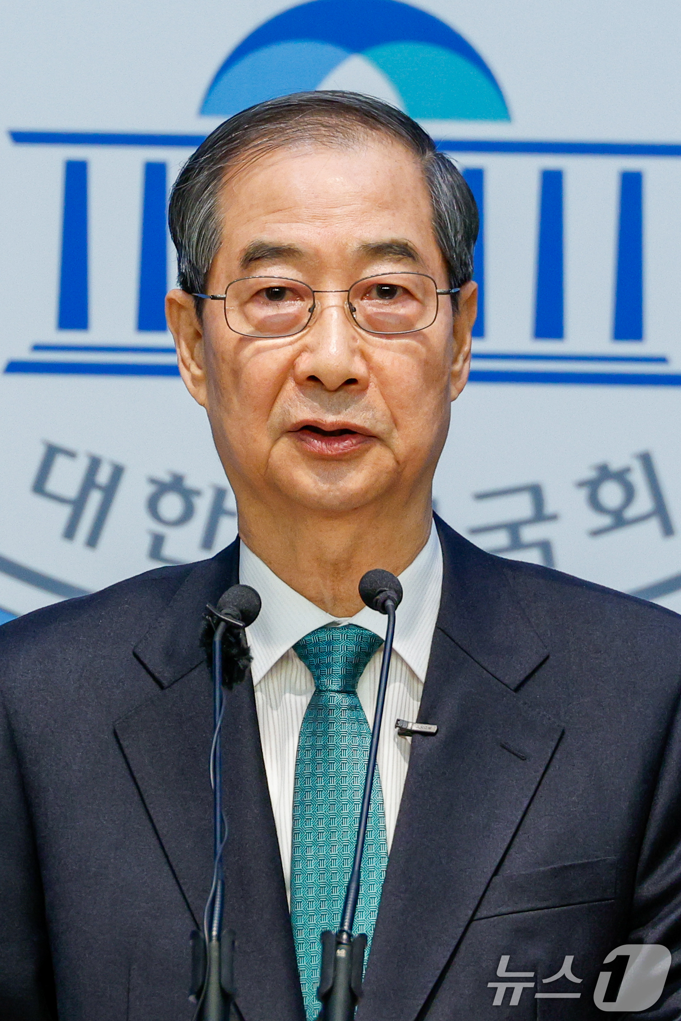 (서울=뉴스1) 안은나 기자 = 한덕수 전 국무총리가 2일 오전 서울 여의도 국회 소통관에서 '국민께 드리는 약속'을 주제로 제21대 대통령 선거 출마를 선언하고 있다. 2025. …