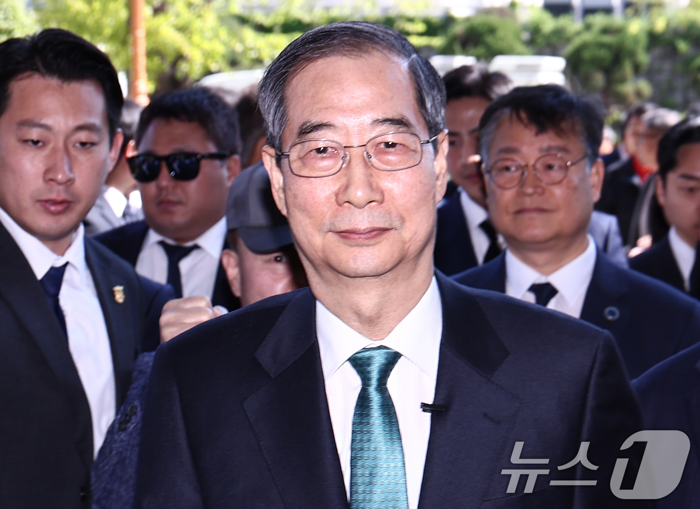 (서울=뉴스1) 김민지 기자 = 한덕수 전 국무총리가 2일 오전 서울 여의도 국회에서 '국민께 드리는 약속'을 주제로 제21대 대통령 선거 출마를 선언하기 위해 소통관에 입장하고 …