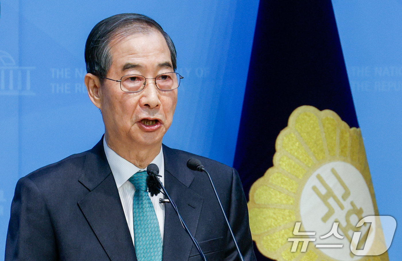 (서울=뉴스1) 안은나 기자 = 한덕수 전 국무총리가 2일 오전 서울 여의도 국회 소통관에서 '국민께 드리는 약속'을 주제로 제21대 대통령 선거 출마를 선언하고 있다. 2025. …