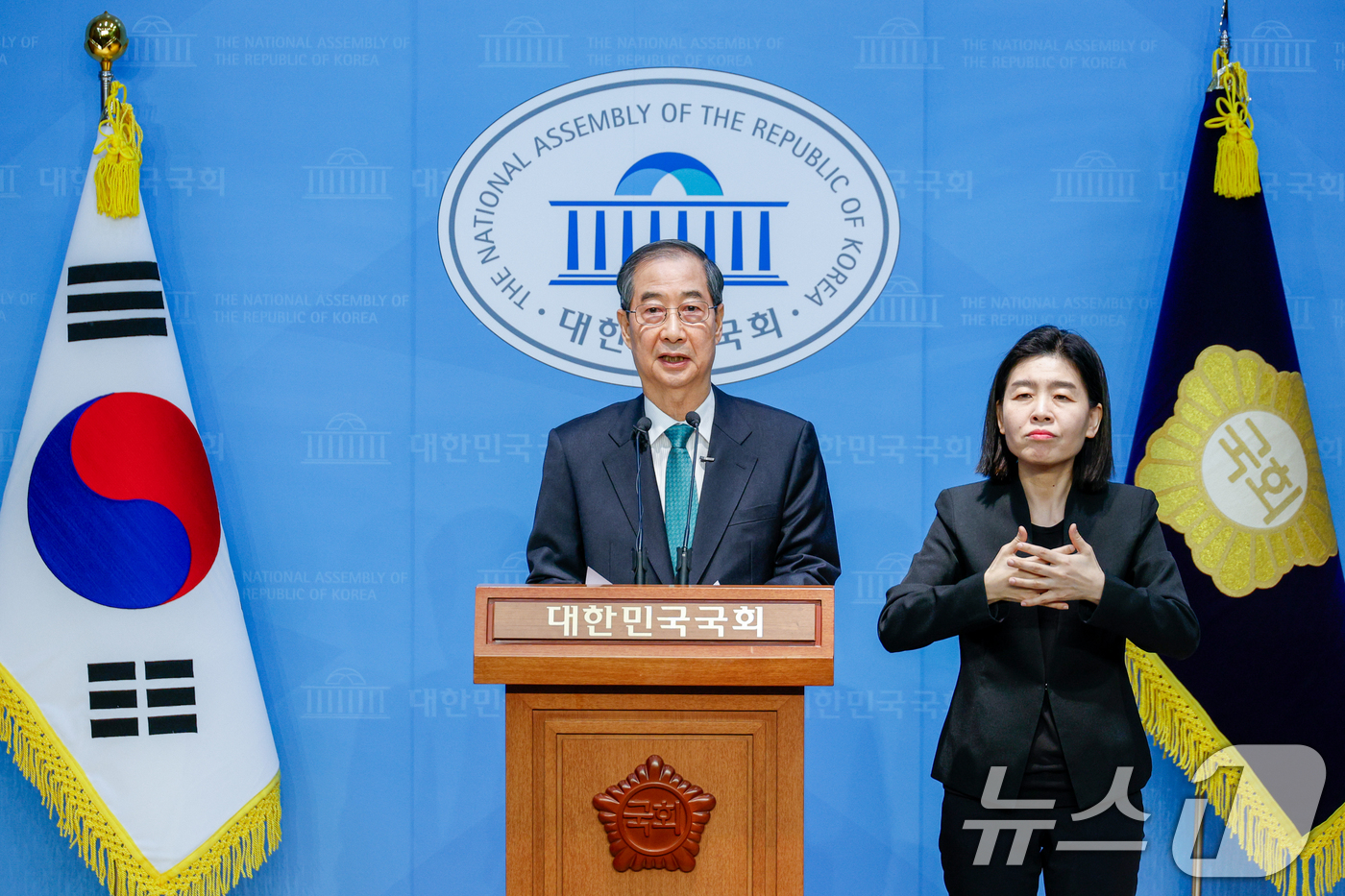 (서울=뉴스1) 안은나 기자 = 한덕수 전 국무총리가 2일 오전 서울 여의도 국회 소통관에서 '국민께 드리는 약속'을 주제로 제21대 대통령 선거 출마를 선언하고 있다. 2025. …