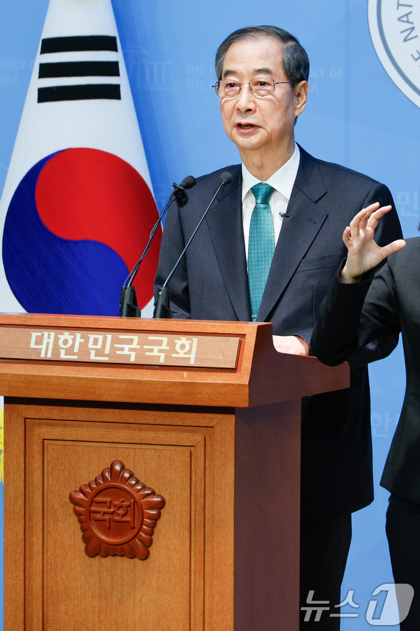 (서울=뉴스1) 안은나 기자 = 한덕수 전 국무총리가 2일 오전 서울 여의도 국회 소통관에서 '국민께 드리는 약속'을 주제로 제21대 대통령 선거 출마를 선언하고 있다. 2025. …