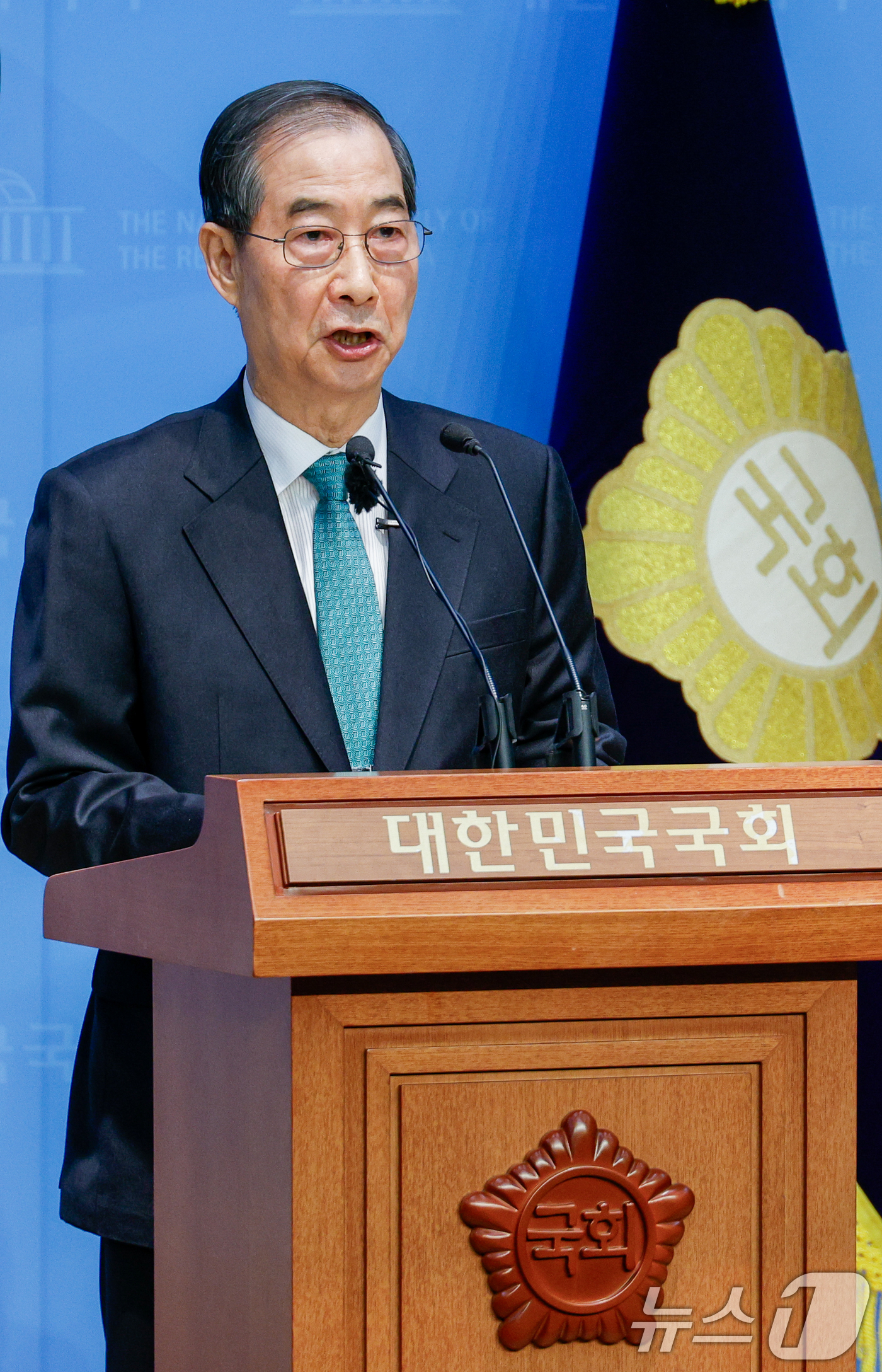 (서울=뉴스1) 안은나 기자 = 한덕수 전 국무총리가 2일 오전 서울 여의도 국회 소통관에서 '국민께 드리는 약속'을 주제로 제21대 대통령 선거 출마를 선언하고 있다. 2025. …