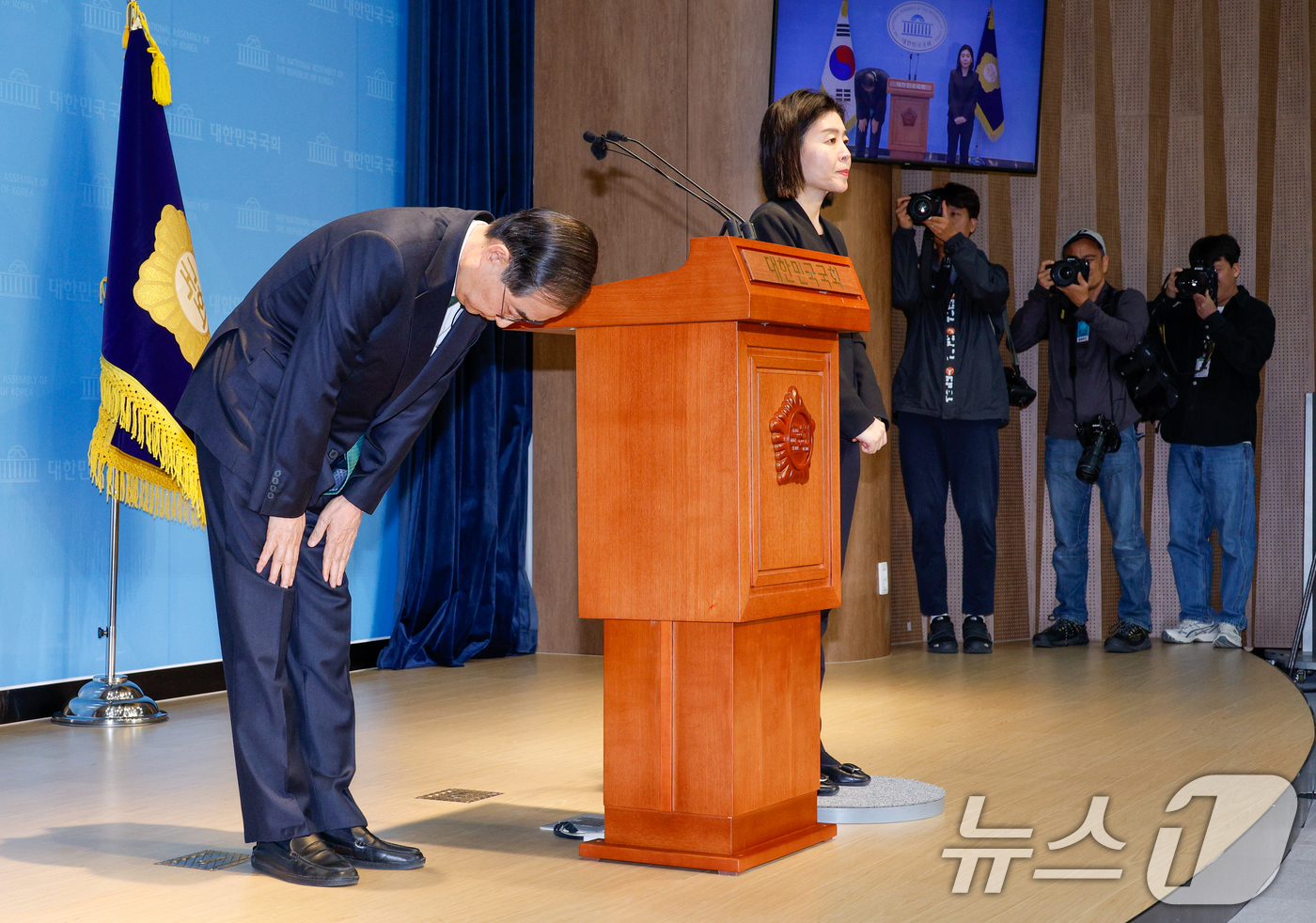 (서울=뉴스1) 안은나 기자 = 한덕수 전 국무총리가 2일 오전 서울 여의도 국회 소통관에서 '국민께 드리는 약속'을 주제로 제21대 대통령 선거 출마를 선언한 뒤 인사하고 있다. …