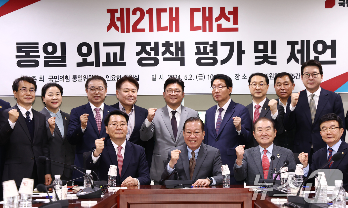 (서울=뉴스1) 김민지 기자 = 권영세 국민의힘 비상대책위원장이 2일 오전 서울 여의도 국회 의원회관에서 열린 제21대 대선 통일 외교 정책 평가 및 제언 토론회에서 참석자들과 기 …