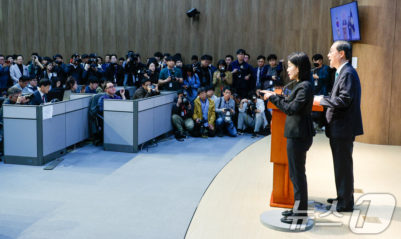 (서울=뉴스1) 안은나 기자 = 한덕수 전 국무총리가 2일 오전 서울 여의도 국회 소통관에서 '국민께 드리는 약속'을 주제로 제21대 대통령 선거 출마를 선언하고 있다. 2025. …