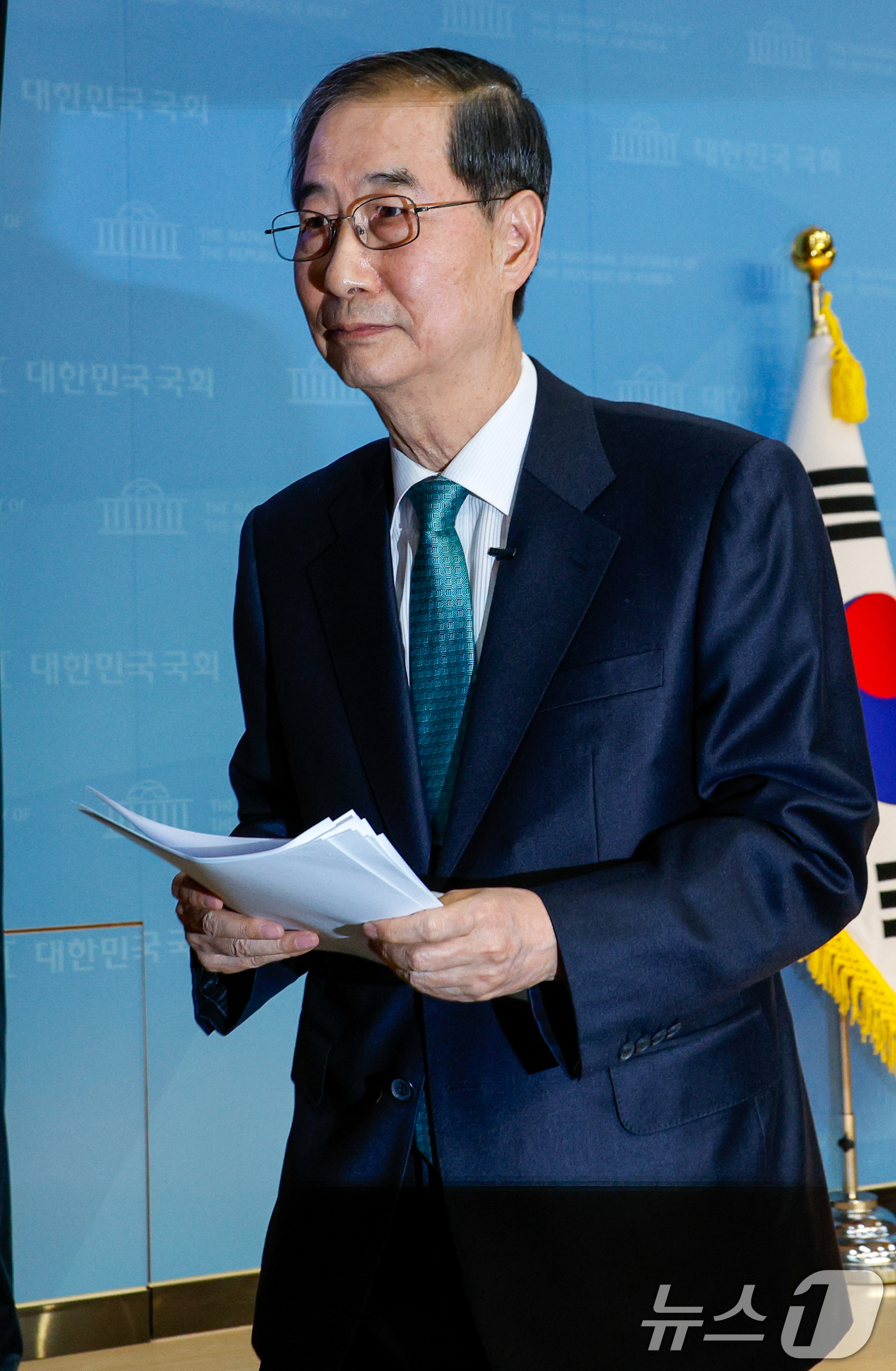 (서울=뉴스1) 안은나 기자 = 한덕수 전 국무총리가 2일 오전 서울 여의도 국회 소통관에서 '국민께 드리는 약속'을 주제로 제21대 대통령 선거 출마를 선언한 뒤 단상을 내려가고 …